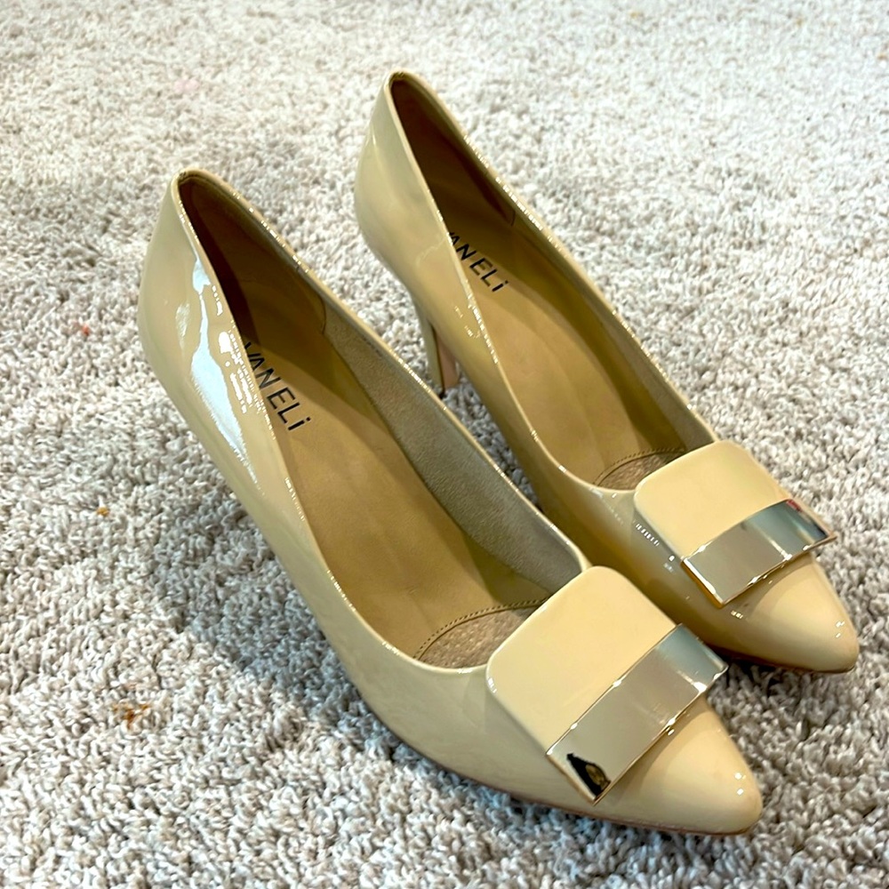 Vaneli Tan & Gold Patent Leather Pump (NEW)